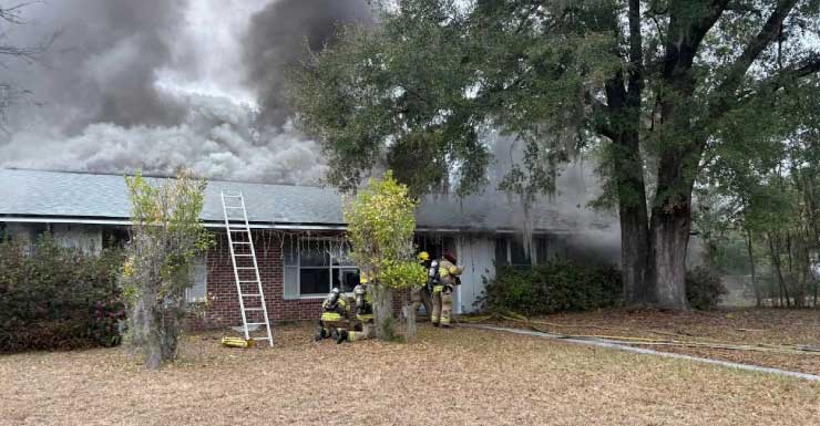 Bomberos extinguen incendio en una casa en el noroeste de Gainesville