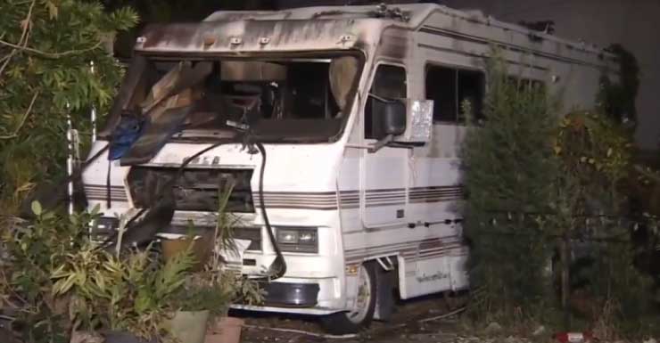 Bomberos sofocan incendio de casa rodante en Oakland Park; vecino dice que no había nadie en casa