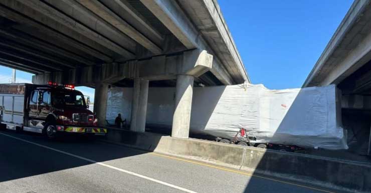 Camión choca contra un paso elevado en I-75, causando congestión de tráfico casi total