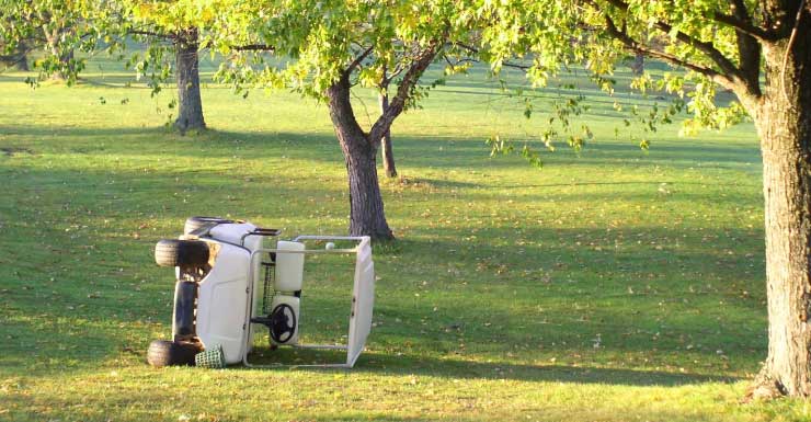 Carro de golf y vehículo de jardinería colisionan en una puerta en The Villages