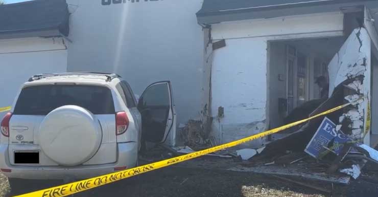 Choque de dos vehículos envía SUV contra un edificio en el centro comercial Kenwood Commons en Villas