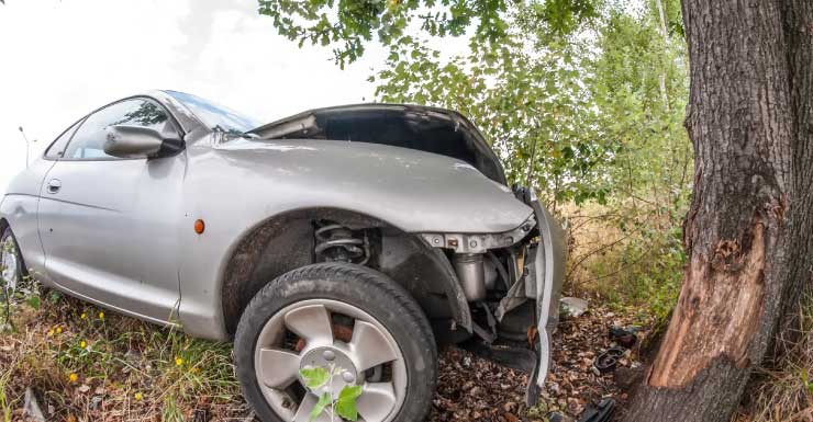Cierres de carreteras en Sarasota tras accidente fatal donde un vehículo chocó contra un árbol y se incendió