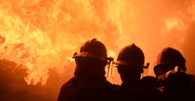 Conductor se aleja con la manguera de gasolina, provocando incendio en gasolinera de Hollywood