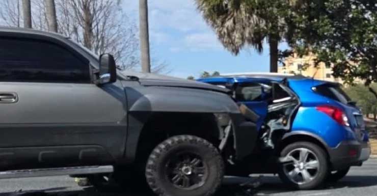 Conductora multada y trasladada al hospital tras accidente en Morse Boulevard