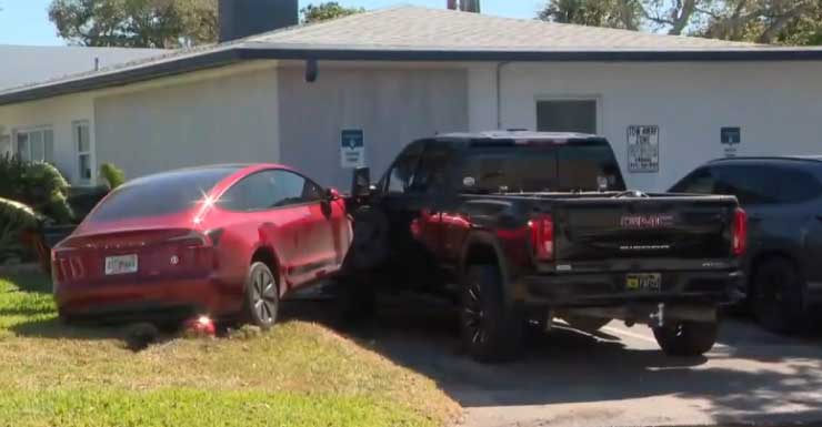 Cuatro bajo custodia y uno prófugo tras múltiples choques que involucraron un Tesla en Pompano Beach; testigo habla
