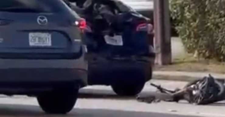 Dirt bike choca contra Tesla detenido en Palm Springs; adolescente de 16 años en estado crítico
