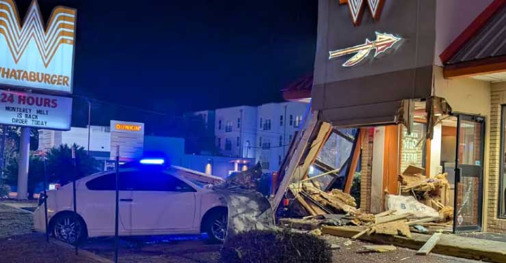 Dos personas resultan heridas después de que un automóvil se estrella contra un Whataburger temprano el sábado; TPD realiza arresto por DUI