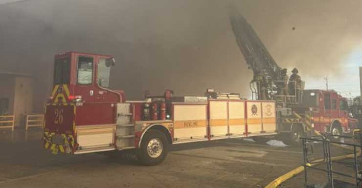 Equipos de JFRD trabajan para extinguir incendio en planta de reciclaje de cartón cerca de Riverside