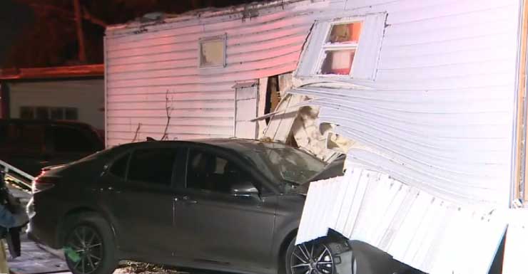 Familia desplazada después de que un automóvil chocara contra casa móvil en Davie; no se reportan heridos