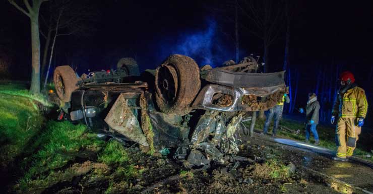 Hombre muere tras camioneta quedar en el aire y volcar en zanja con agua en I-95, Volusia