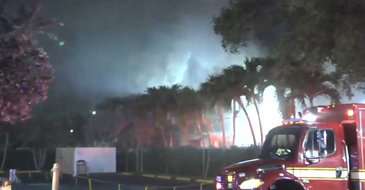 Humo sale de la cocina de restaurante en Miami tras incendio nocturno, no se reportan heridos