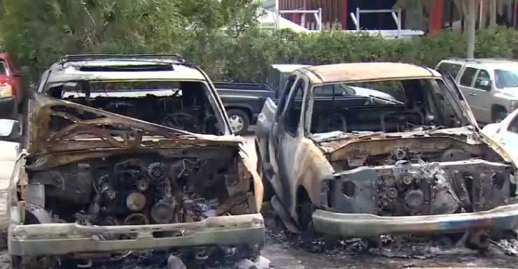 Investigación en curso tras incendio en taller de reparación de autos en Miami Gardens que deja varios vehículos calcinados