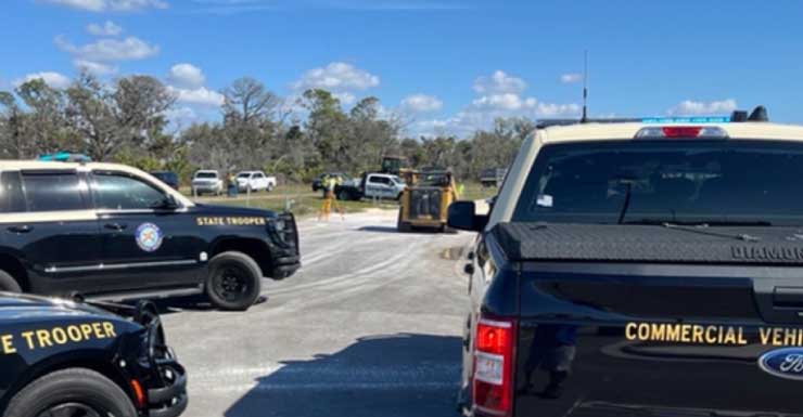 Peatón muere tras ser atropellado por camión volquete en Parrish