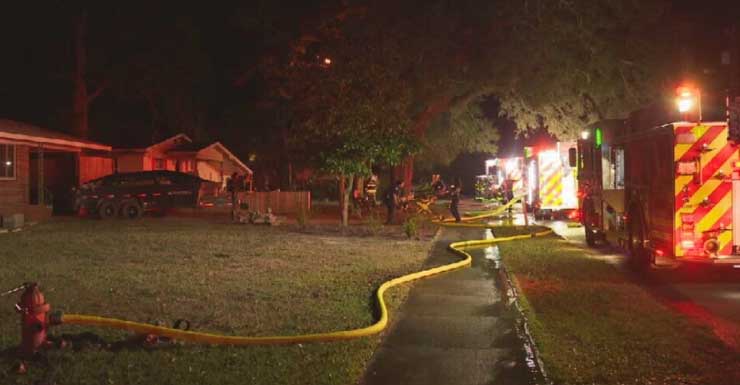Residentes evacúan de manera segura mientras los equipos responden a un incendio en una vivienda en el área de Warrington
