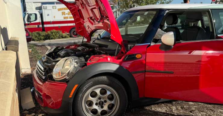 Un automóvil se estrella contra un Walgreens en Spring Hill