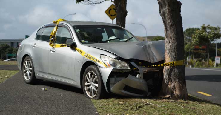 Una persona resulta herida después de que un vehículo choca contra un árbol cerca de Fairfield Drive en el condado de Escambia