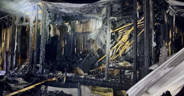 VIDEO Dos personas escapan y bombero evaluado tras incendio nocturno en Indiantown