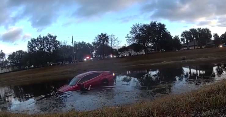 VIDEO Policía de Port Orange rescata a conductor anciano después de que su auto cayera en un estanque