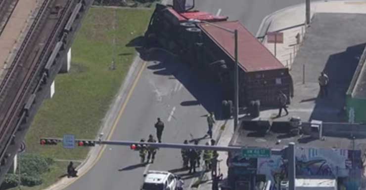 Volcamiento de un camión deja 1 hospitalizado y carretera cerrada en Brownsville