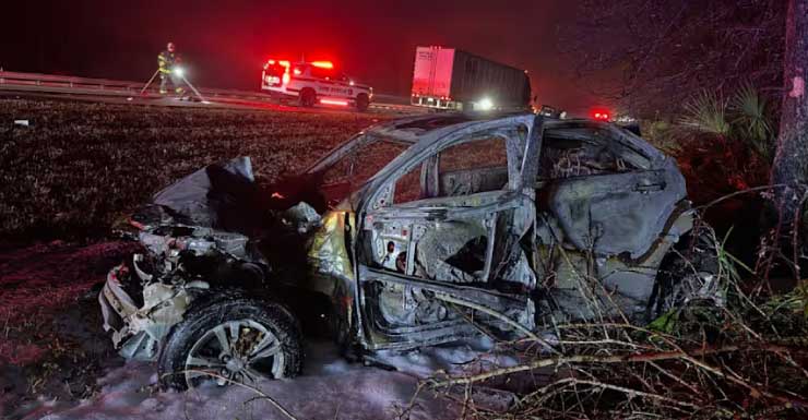 1 persona expulsada en choque con incendio en la I-95; trasladada a centro de trauma, informan bomberos