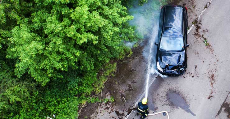 2 adolescentes mueren después de que un automóvil chocara contra árboles y se incendiara en el condado de Lake, según los agentes