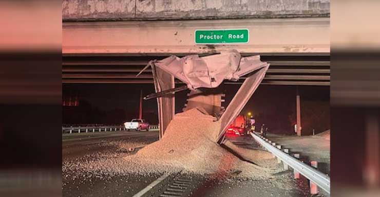 2 carriles cerrados tras choque de camión volquete contra paso elevado en I-75 en Sarasota