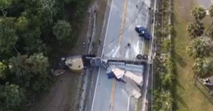 3 heridos tras volcamiento de semirremolque en US-41 en el condado de Collier