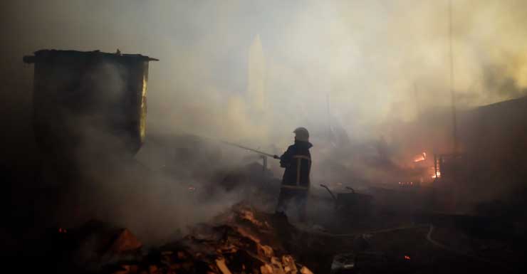 3 personas desplazadas tras incendio en parque de casas móviles en Hallandale Beach