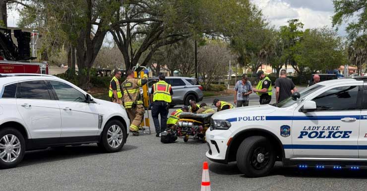 Abuela derribada de carrito de golf cuando un Cadillac se pasa el semáforo