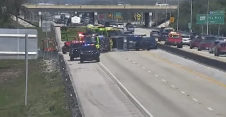 Accidente con volcadura en la autopista cerca de la salida de PGA Blvd. reduce el tráfico a un solo carril y causa demoras