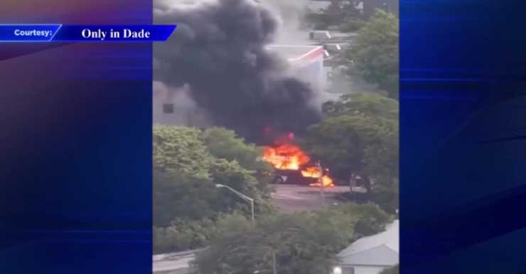 Autobús turístico de dos pisos se incendia en Miami; no se reportan heridos