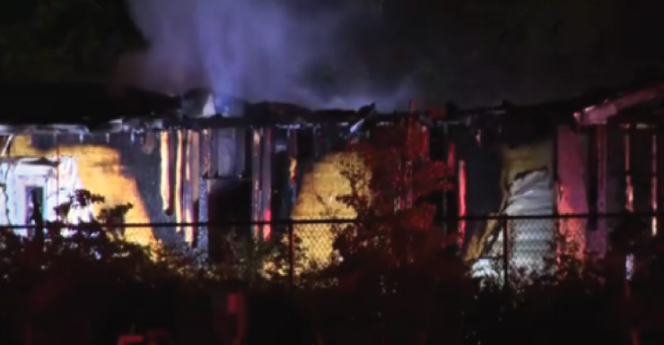 Bomberos combaten incendio en una casa en Bonita Springs