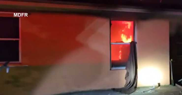 Bomberos controlan incendio en apartamento la madrugada del jueves en el noroeste de Miami-Dade