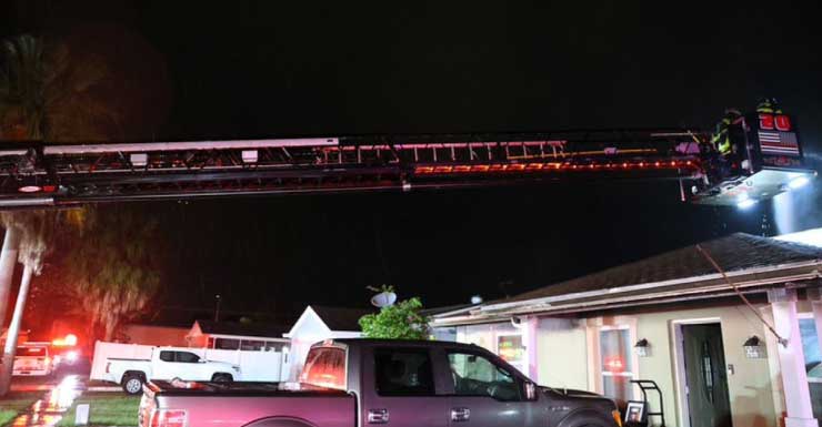 Bomberos de Hillsborough controlan rápidamente incendio en vivienda en Town N’ Country, según HCFR