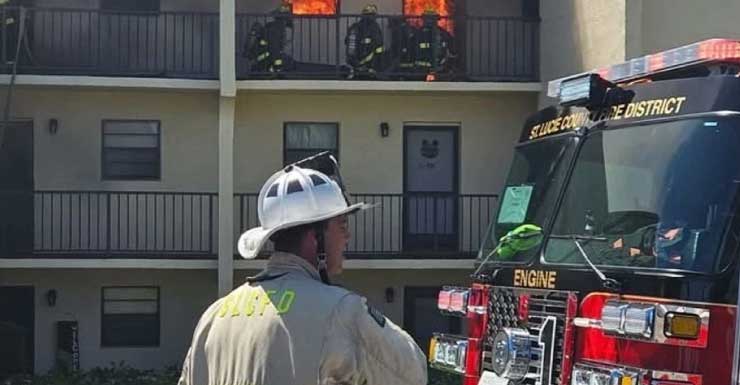 Bomberos rescatan a un gato de un incendio en el tercer piso en Fort Pierce