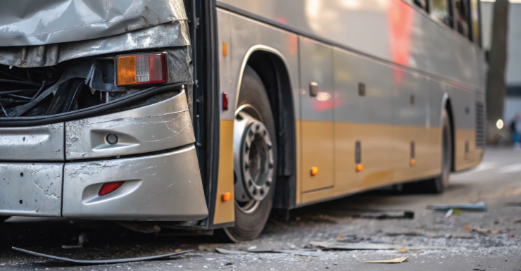 Chofer de camión rescatado tras chocar con autobús en NW Miami-Dade; 3 hospitalizados