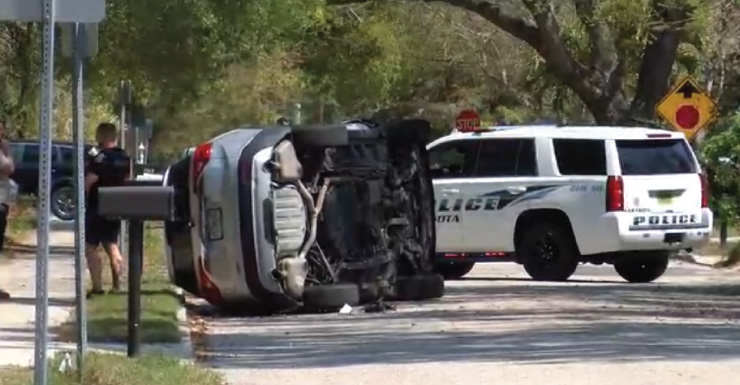 Conductor choca contra un automóvil estacionado y vuelca su vehículo