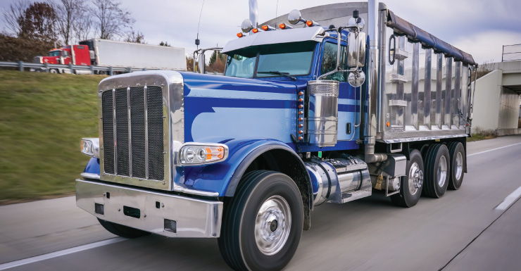 Conductor de camión volquete enfrenta cargos tras golpear un letrero de paso elevado en la I-75 y provocar gran congestión en Sarasota