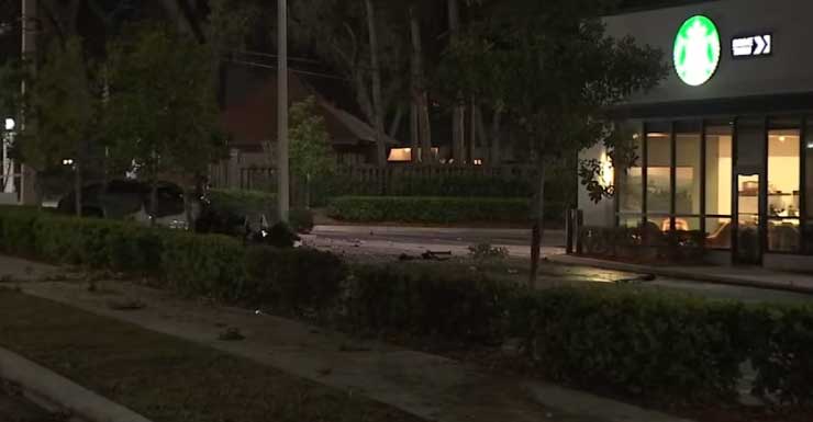 Conductor muere al estrellarse su camión contra un poste de luz de concreto en el estacionamiento de Starbucks en San Jose Boulevard JSO