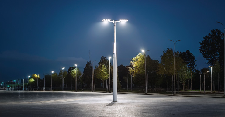 Conductor se da a la fuga tras chocar contra un poste eléctrico, dejando sin luz a vecindario en Cape Coral