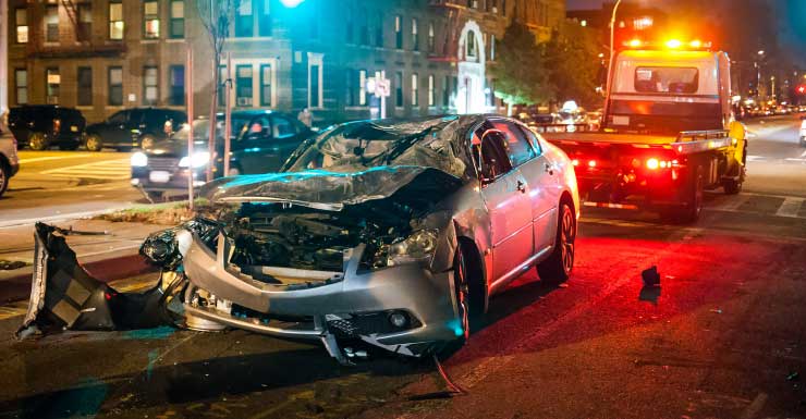 Conductor trasladado al hospital con quemaduras tras chocar contra un poste en Liberty City, provocando un incendio