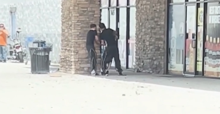 Dos heridos en un tiroteo afuera de una barbería en Sanford captado en video