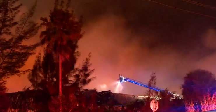 Equipos combaten incendio de almacén de cinco alarmas cerca de la autopista Turnpike en el noroeste de Miami-Dade