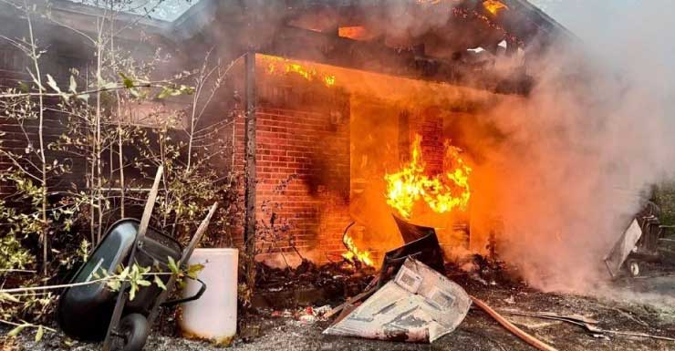 Equipos combaten incendio en vivienda en Shalimar; se insta a los residentes a evitar la zona
