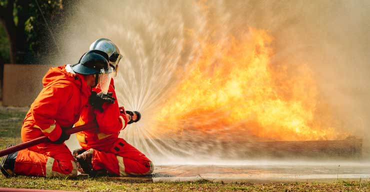 Equipos controlan incendio en edificio de oficinas de varios pisos en New Port Richey