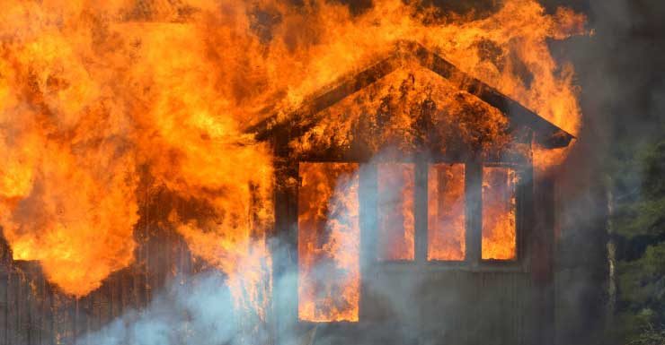 Equipos responden a incendio en una vivienda en Hunters Creek