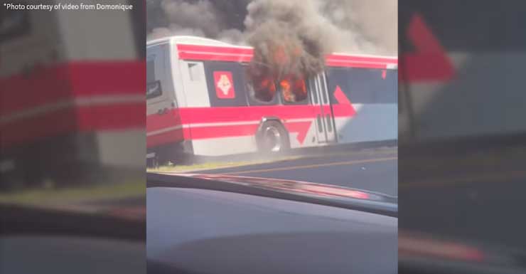 Falla mecánica provoca incendio en autobús de JTA en Arlington Expressway