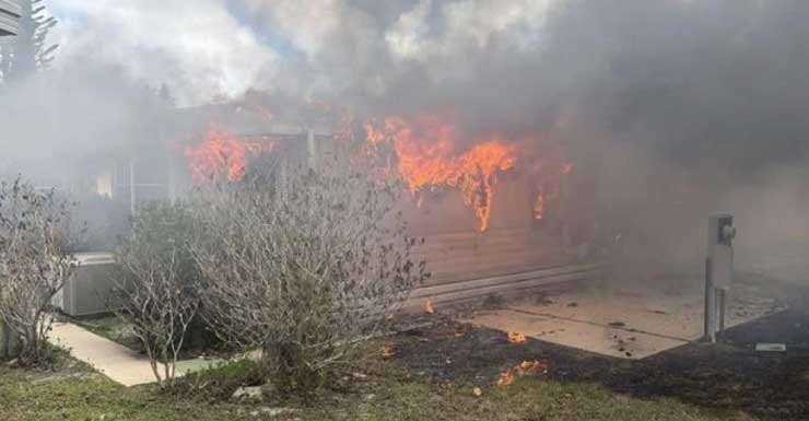 GALERÍA Incendio avivado por el viento envuelve una casa en Port St. Lucie y desplaza a un residente.