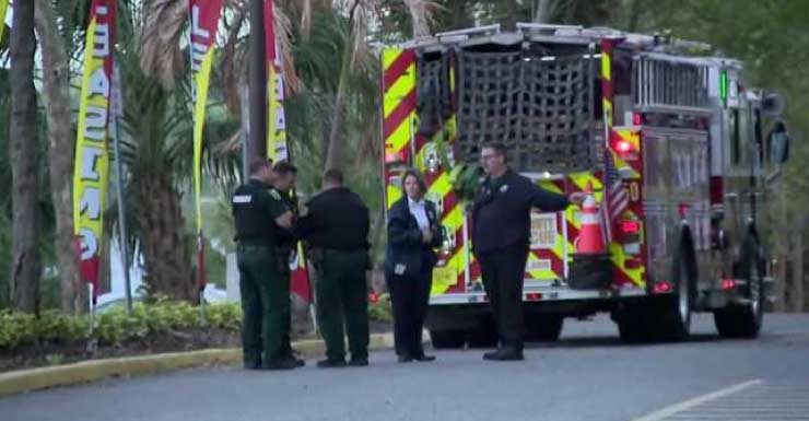 Grietas en edificio obligan a evacuar a 200 personas de apartamentos en el área de Orlando; equipos rompen puertas para liberar a residentes