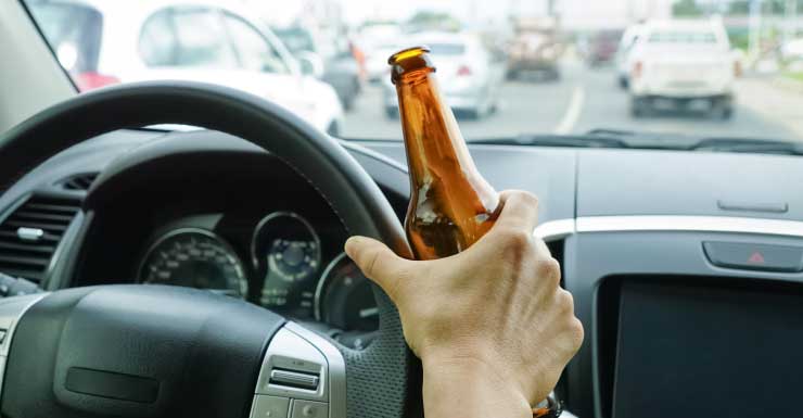 Hombre huye de control de tráfico y choca contra un edificio PCSO